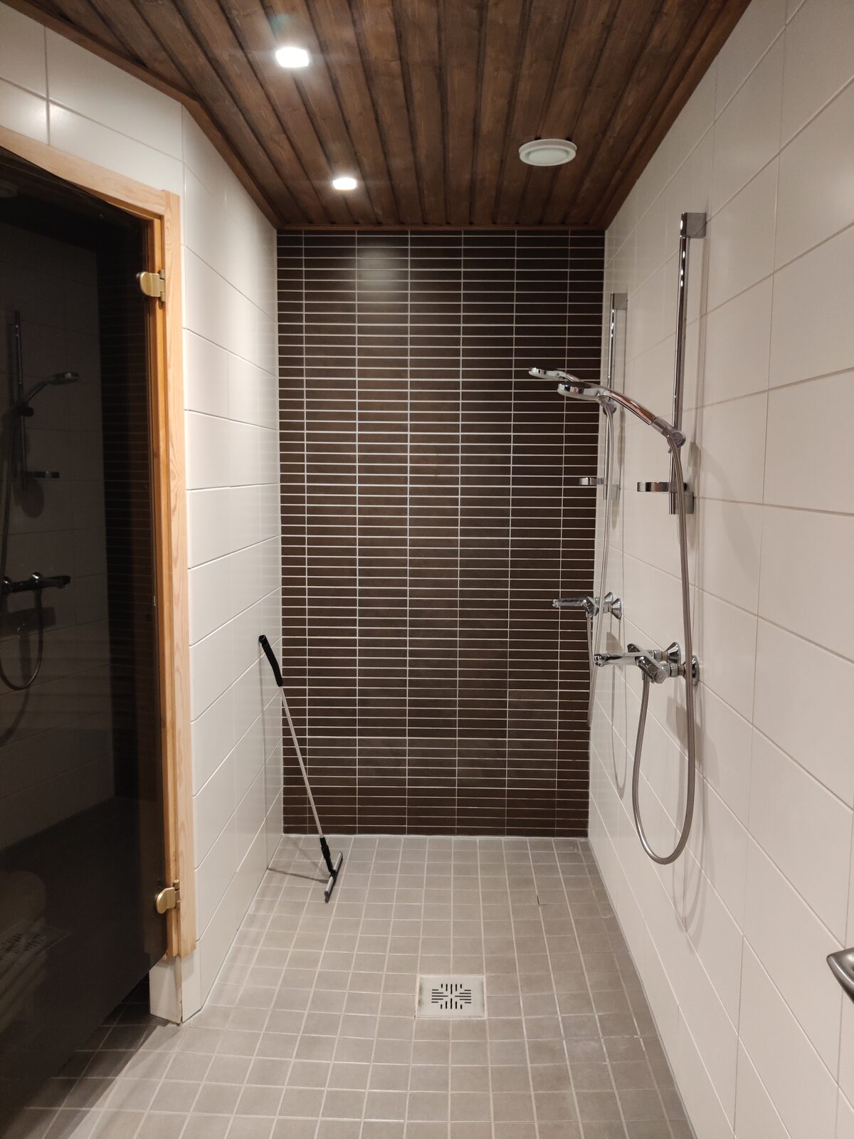 Waschraum mit begehbarer Dusche neben der Sauna